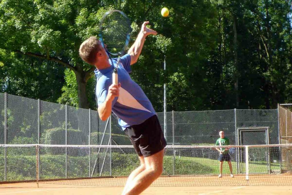 Cómo mejorar el saque en tenis