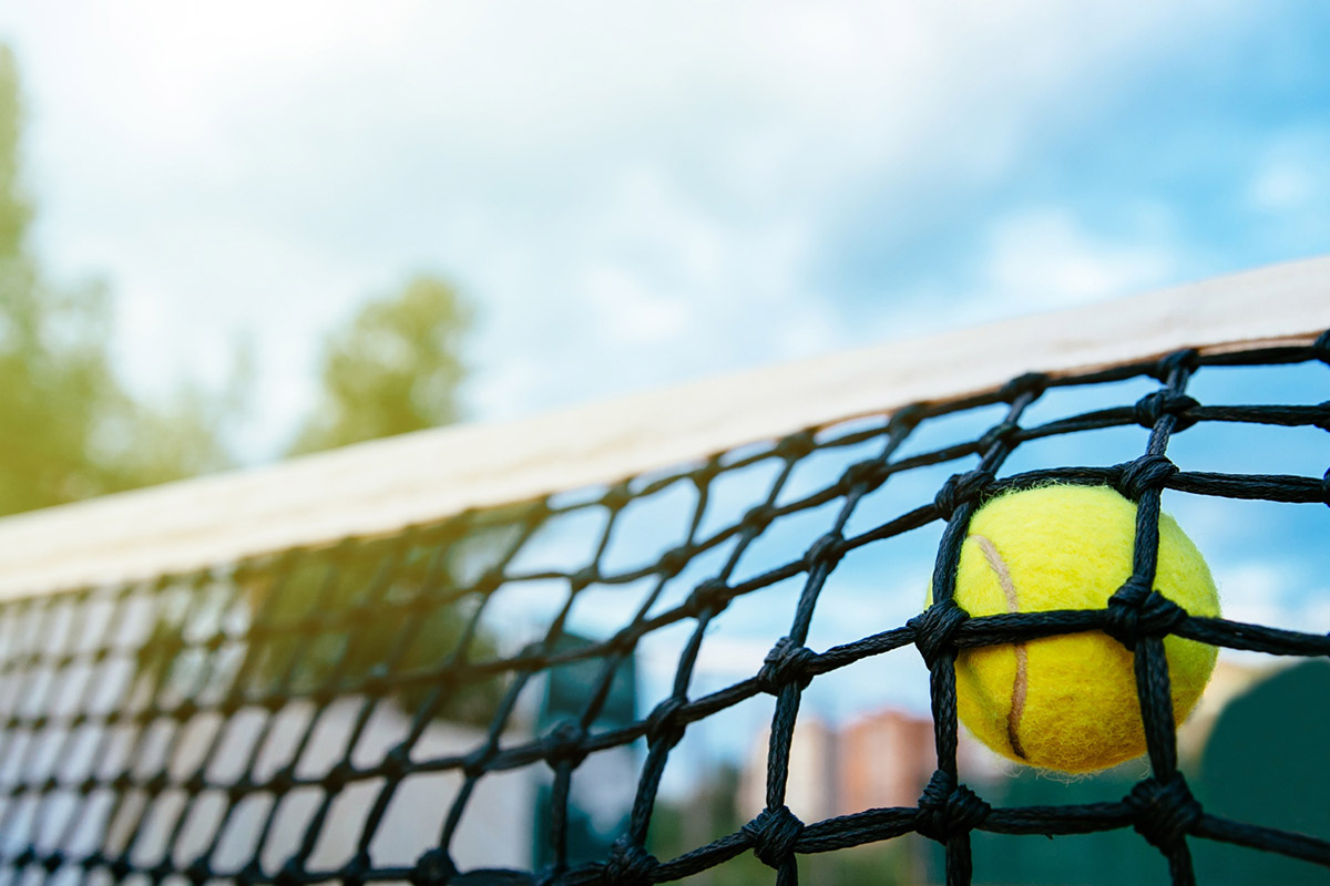 Deporte Tenis - Pareja Relajante Después De Jugar Partido De Tenis Al Aire  Libre En Verano. Amigos Felices Sonrientes En La Pista De Tenis Al Aire  Libre Viven Saludable Estilo De Vida